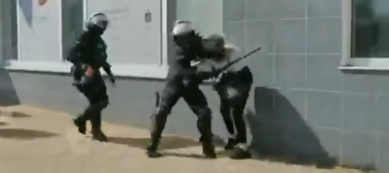 Szokujące nagranie z manifestacji antycovidowców w Głogowie. Policjant atakuje młodą kobietę. Komendant Główny zleca kontrolę - kadr z filmu