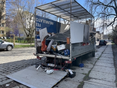Wrak, kt&oacute;ry zmienił się w śmietnik. Mieszkańcy Kleczkowa nie wiedzą, jak się go pozbyć