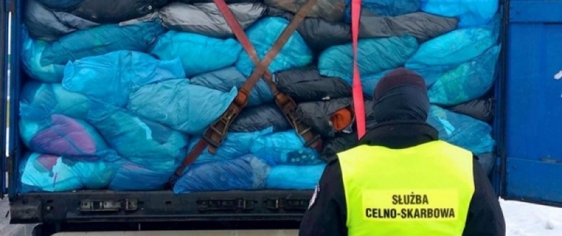 Funkcjonariusze KAS przejęli 338 kg nielegalnego tytoniu w przesyłkach kurierskich - fot. KAS