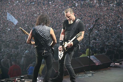 Fani Metalliki wręczą petycję - Fot. Metallica