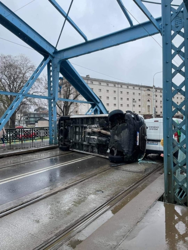 Wywrócony samochód blokuje Most Sikorskiego we Wrocławiu - fot. Pan Kacper