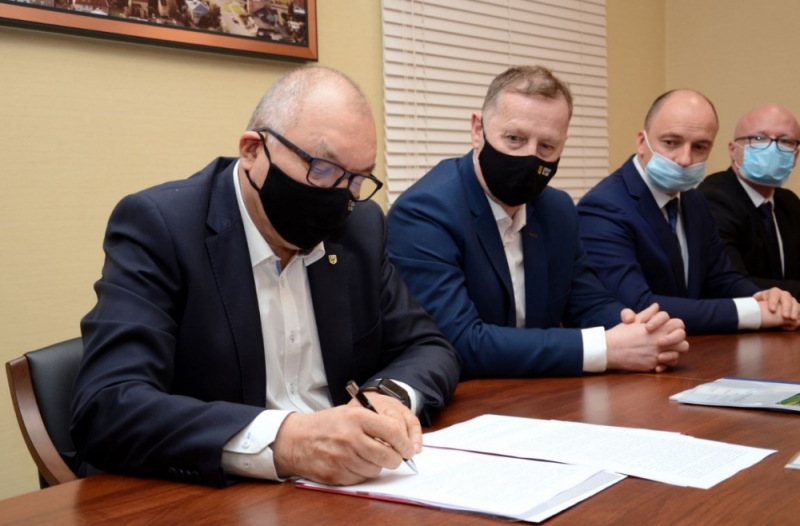 Akt notarialny podpisany. Będą dwie nowe placówki medyczne dla mieszkańców regionu - fot. Biuro Prasowe UMWD