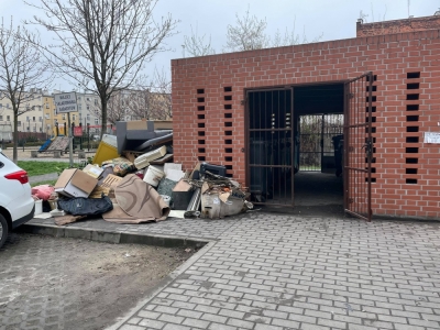 Wrocław: Bałagan przy wiatach śmietnikowych na ulicy św. Wincentego