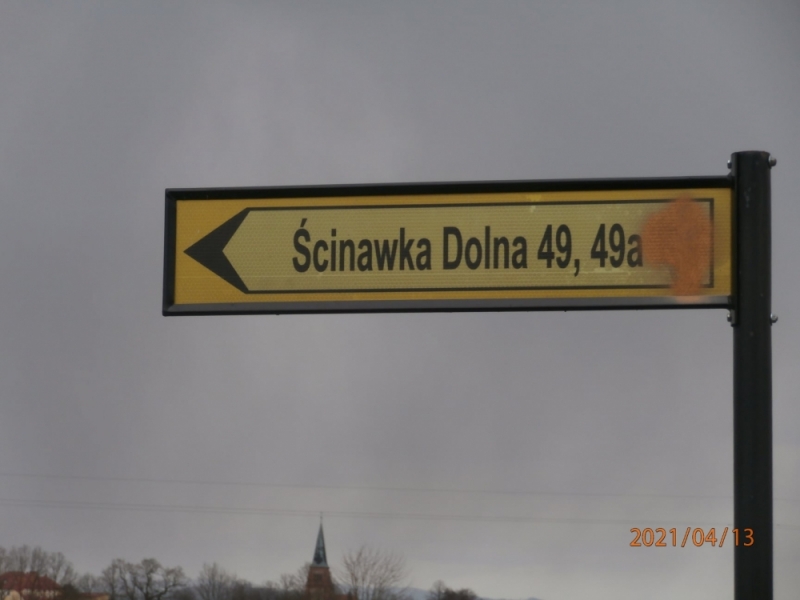 Wandal zniszczył znaki w gminie Radków. Na każdej z tablic zamalował herb - fot. Gmina Radków