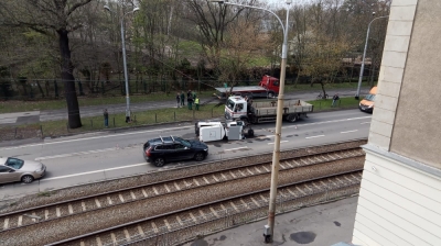 Wrocław: Wypadek obok zoo. Pojazd do czyszczenia ulic wylądował na boku [FOTO, FILM]