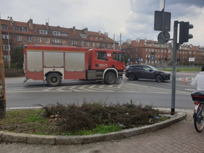 Kolizja wozu strażackiego z autem osobowym we Wrocławiu