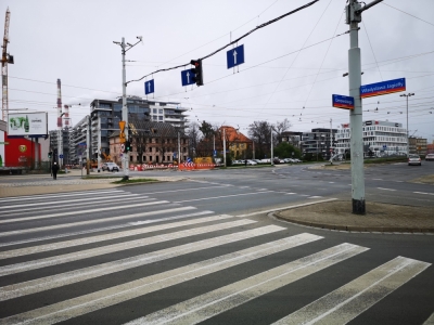 Objazdy w centrum. Drogowcy na p&oacute;ł roku zajmują skrzyżowanie Jagiełły i Dmowskiego