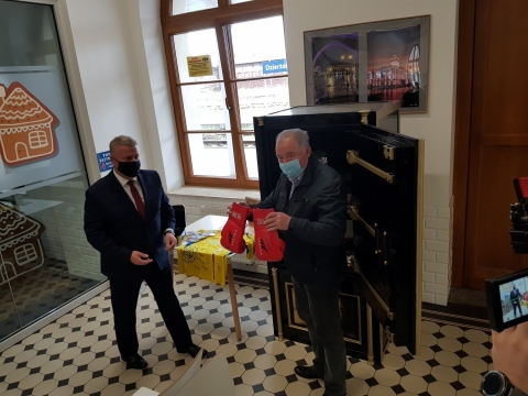 Najbliższe 100 lat spędzi w sejfie. Dzierżoniowska kapsuła czasu już zamknięta - 7