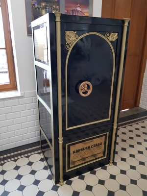 Najbliższe 100 lat spędzi w sejfie. Dzierżoniowska kapsuła czasu już zamknięta - 10