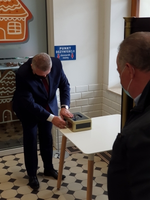 Najbliższe 100 lat spędzi w sejfie. Dzierżoniowska kapsuła czasu już zamknięta - 11