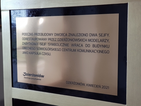 Najbliższe 100 lat spędzi w sejfie. Dzierżoniowska kapsuła czasu już zamknięta - 13
