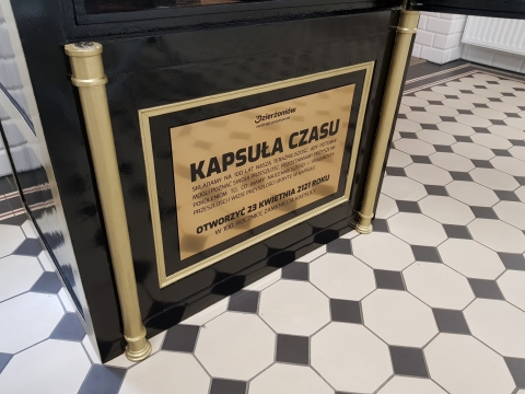 Najbliższe 100 lat spędzi w sejfie. Dzierżoniowska kapsuła czasu już zamknięta - 3