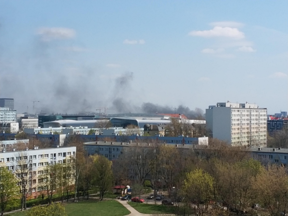 Czarny dym na wschodzie Wrocławia. Sprawcami bezdomni  - fot. użyczone / użytkownik serwisu wykop.pl