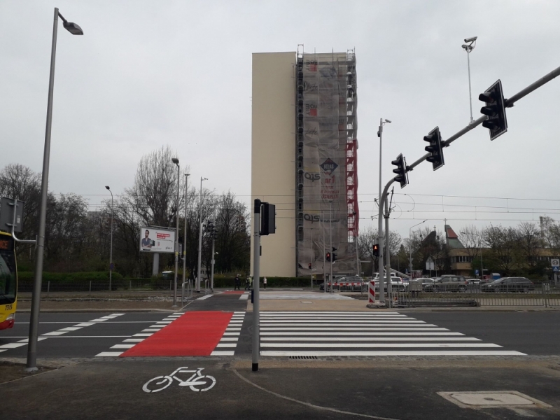 Nowe przejście przy Legnickiej. Piesi szczęśliwi, co z kierowcami? [SONDA] - fot. ZDiUM