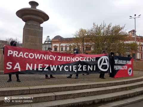 Wrocław: Międzynarodowy Dzień Solidarności Ludzi Pracy. W stronę policjantów poleciały race - 0