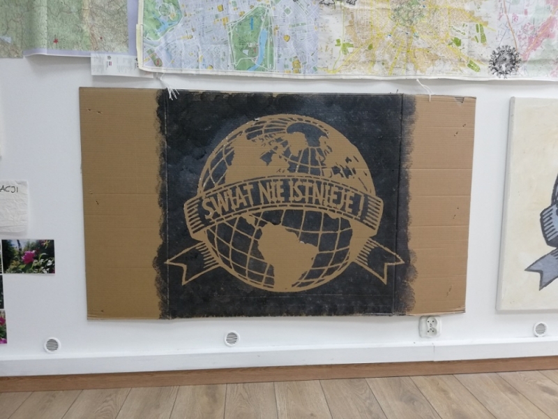 "Świat nie istnieje". Przerobione mapy na wystawie w OIeśnicy - fot. J. Jaros