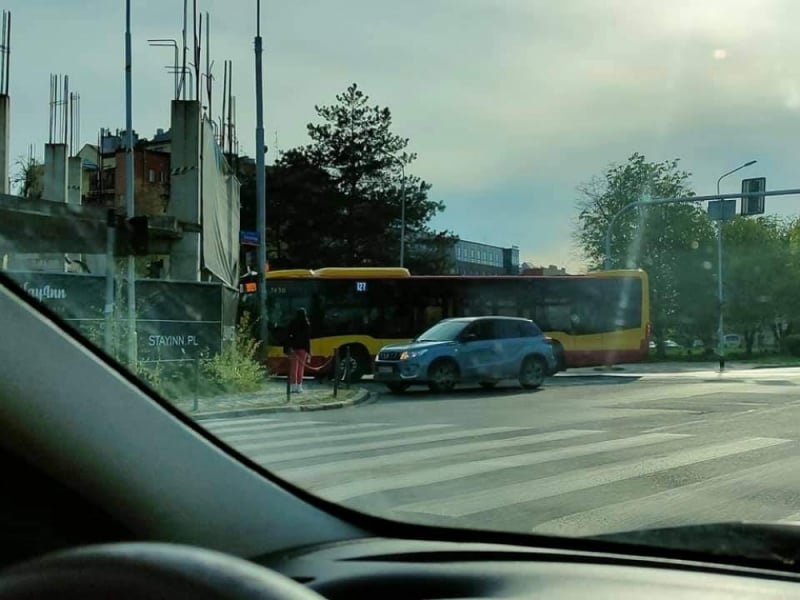 Wrocław: Autobus MPK wjechał w ogrodzenie budowy - Fot. Łukasz Oczkowicz