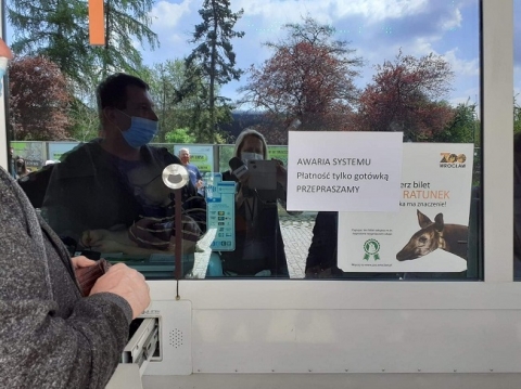 Awaria systemu sprzedaży biletów w ZOO. Przed wejściem duże kolejki - 0