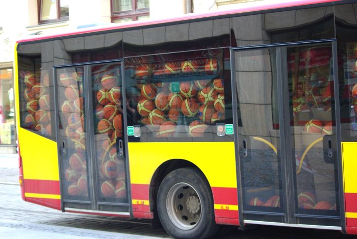 170 000 piłek do koszykówki dla polskich szkół - Piłki na wrocławski rynek przyjechały autobusem MPK (Fot. Katarzyna Górowicz)