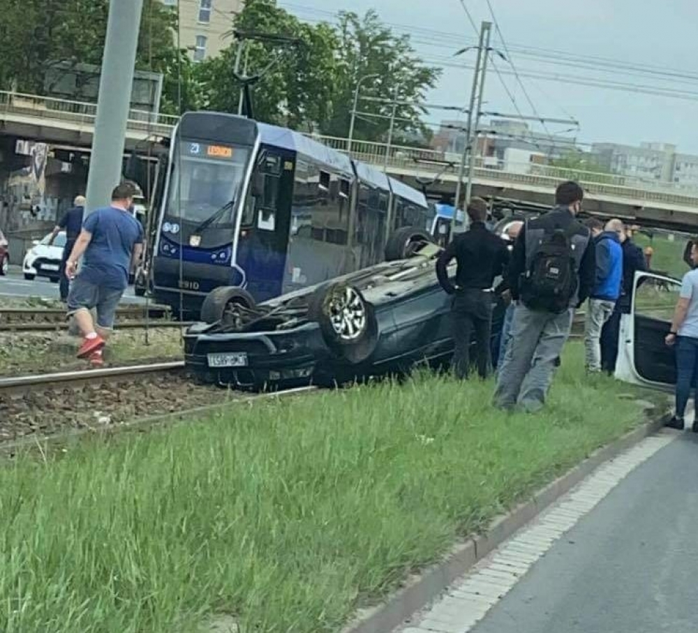 Wrocław: Wypadek na ulicy Legnickiej. Auto dachowało na torowisku - Fot. Facebook Wrocławski Kierowca