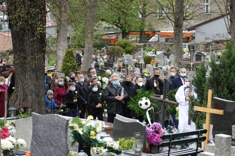 Kilkaset osób przeszło ulicami Kamiennej Góry w kondukcie żałobnym Adama Blicharskiego - 0