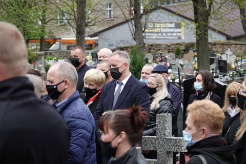 Kilkaset osób przeszło ulicami Kamiennej Góry w kondukcie żałobnym Adama Blicharskiego - 1