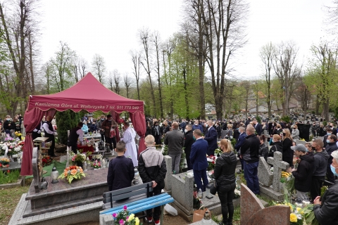 Kilkaset osób przeszło ulicami Kamiennej Góry w kondukcie żałobnym Adama Blicharskiego - 2