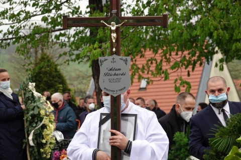 Kilkaset osób przeszło ulicami Kamiennej Góry w kondukcie żałobnym Adama Blicharskiego - 4