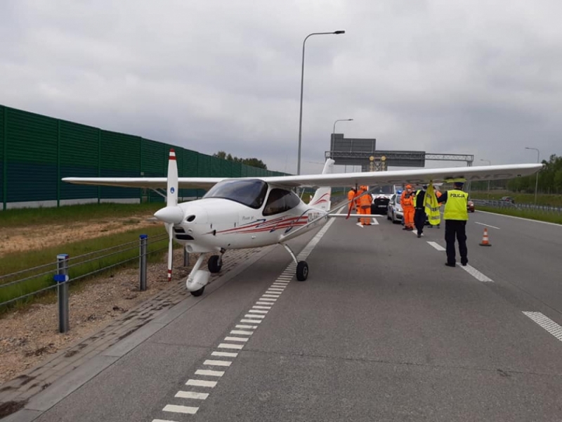 Wyleciała z Wrocławia i wylądowała... na autostradzie. Awionetka na A1 [FILM] - fot. Policja Śląska