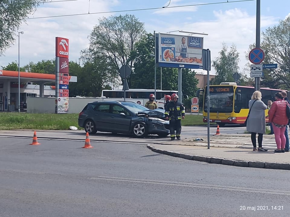 Wrocław: Tramwaj zderzył się z osobówką  - fot. Krzysztof Puchlerz
