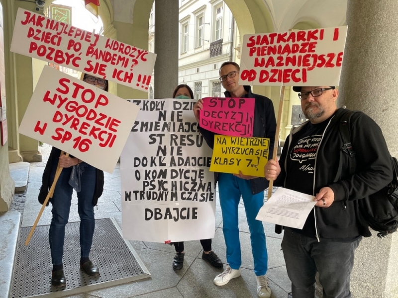 Wrocław: Rodzice szóstoklasistów protestowali przed sesją  rady miejskiej - fot. Malwina Gadawa