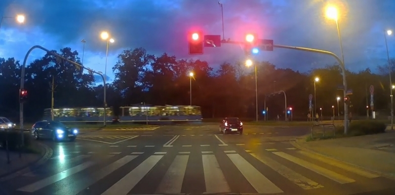 Wrocław: Strzałka w prawo, samochód w lewo - fot. zdjęcie z nagrania