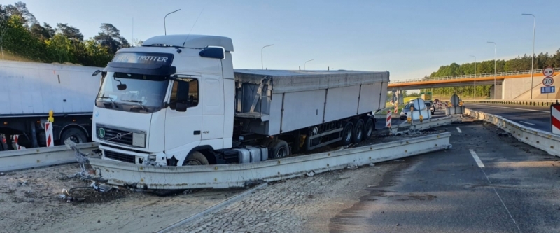 Wypadek na S3 w okolicy Biedrzychowej. Ciągnik przebił bariery - fot. 112 Polkowice