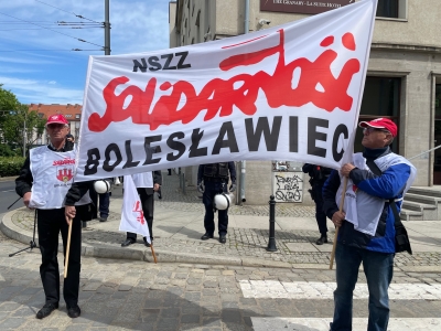 Rozsypali ok. 150 kg węgla. Kolejny dzień protestów pracowników kopalni Turów - 0