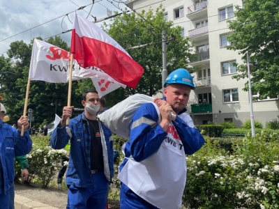 Rozsypali ok. 150 kg węgla. Kolejny dzień protestów pracowników kopalni Turów - 1
