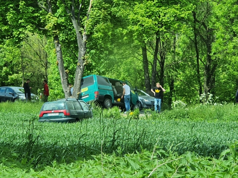 Śmiertelny wypadek na DW292. Droga zablokowana - fot. Stoją! - Głogów