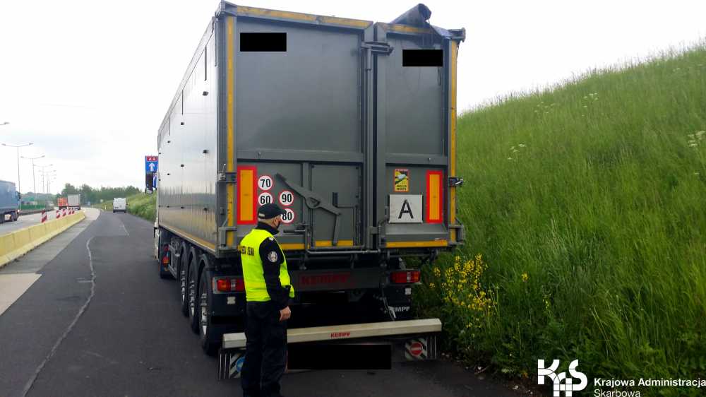 KAS zatrzymała nielegalny transport 25 ton odpadów - fot. KAS