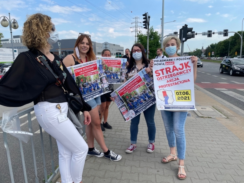 Kilkadziesiąt pielęgniarek i położnych protestowało przed szpitalem przy Borowskiej - fot. Malwina Gadawa