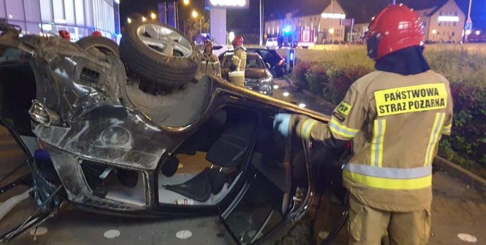 Auto "wleciało" do salonu. Kierowca zniszczył dwa samochody, elewację i... uciekł [FOTO] - fot. OSP Smolec