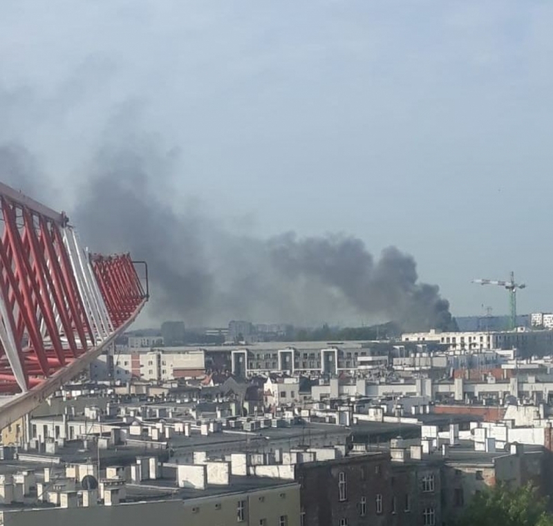 Czarny dym na wschodzie Wrocławia. Pożar przy Paczkowskiej  - fot. Słuchacz