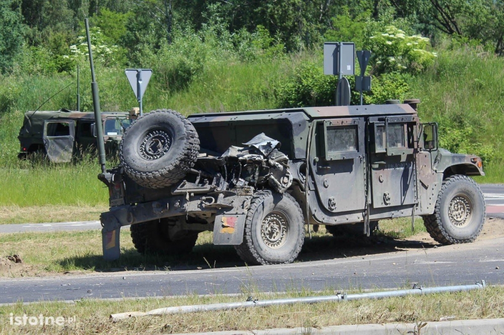 Kolizja dwóch pojazdów amerykańskiej armii w Bolesławcu [FOTO] - fot. istotne.pl