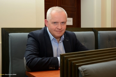 Nietypowa promocja gminy. Chcą, żeby baron ze Ścinawy... podrzucał klapki w hotelach