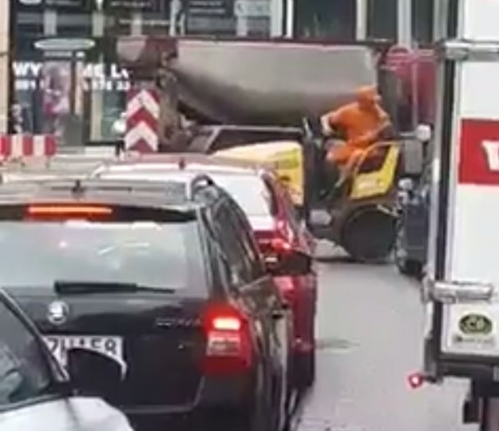 Prace drogowe w godzinach szczytu? [FILM] - fot. streamable.com