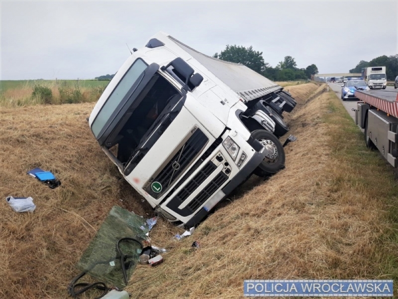 Kierowca tira zasnął za kółkiem. Podróż po A4 skończyła się w rowie - fot. Policja