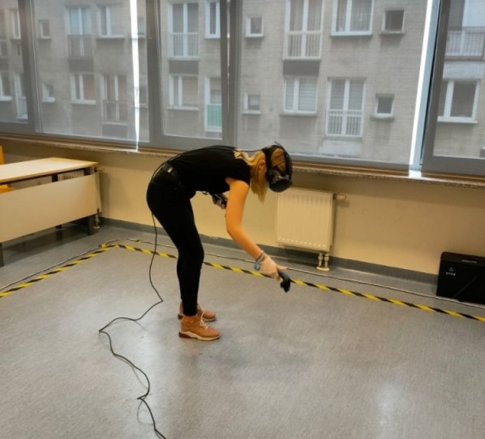 Studenci zakładają okulary VR i przenoszą się na miejsce zbrodni - fot. Beata Makowska 
