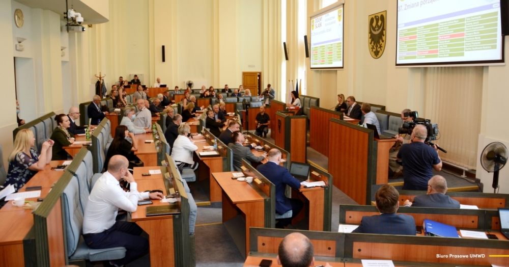 Zarząd woj. dolnośląskiego z absolutorium za wykonanie budżetu w 2020 r. - fot. mat. prasowe