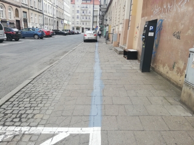 Po namalowaniu znak&oacute;w chodnik miał... trochę ponad metr