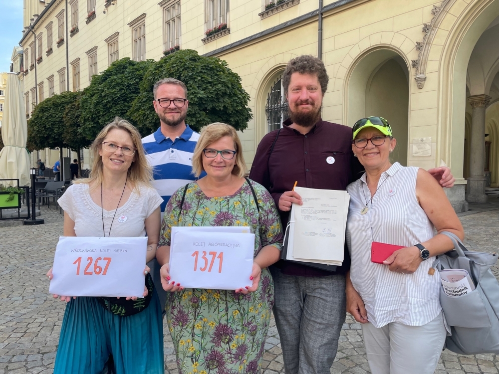 Akcja Miasto z własnymi uchwałami ws. miejskiej kolei i kolei aglomeracyjnej - fot. RW