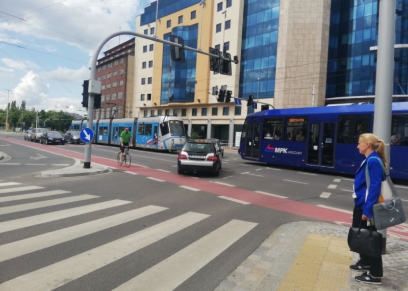 Jak wyjechać samochodem, gdy drogę blokuje tramwaj? - fot. Joanna Jaros