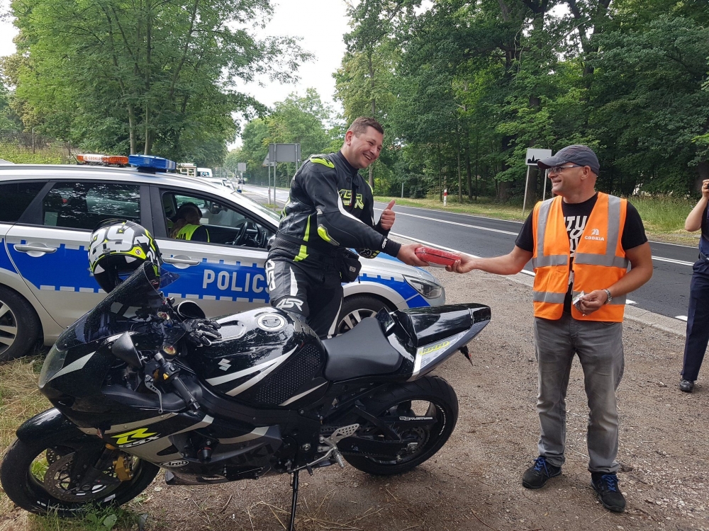 Policjanci na DK94 w Chojnowie. Zamiast mandatów rozdają apteczki - fot. RW
